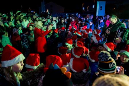 Prihod Dedka Mraza s spremstvom